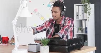商人一边欣赏音乐一边贴着笔记本电脑的黏贴纸条